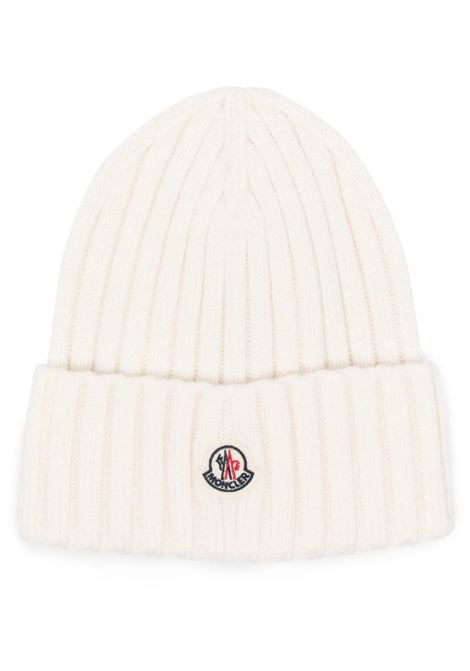 Berretto In Lana a Coste Bianca Con Patch Logo MONCLER | 093-3B00036 A9327030